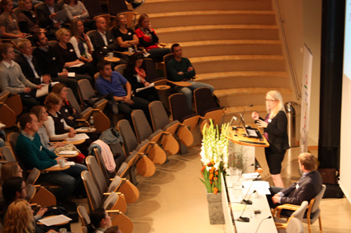 Lisa Myers Presenting at SEM Konferansen